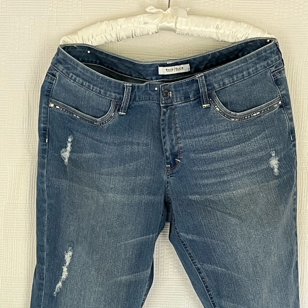 White House Black Market Jeans (Blanc) 10 with pretty rhinestone details. NWOT.